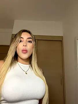 Snapshot of mi_suk11 chatting on 11/27/25, 05:26 mi suk11 online show from 11/27/25, 05:26