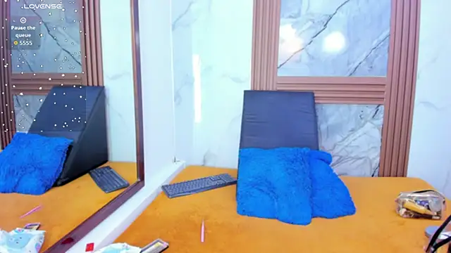 Snapshot of HannyMansonh chatting on 12/14/25, 03:56 HannyMansonh online show from 12/14/25, 03:56