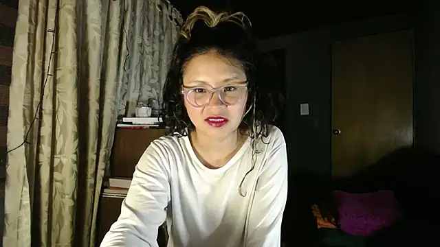 Snapshot of Hathorlove chatting on 11/27/25, 02:57 Hathorlove online show from 11/27/25, 02:57