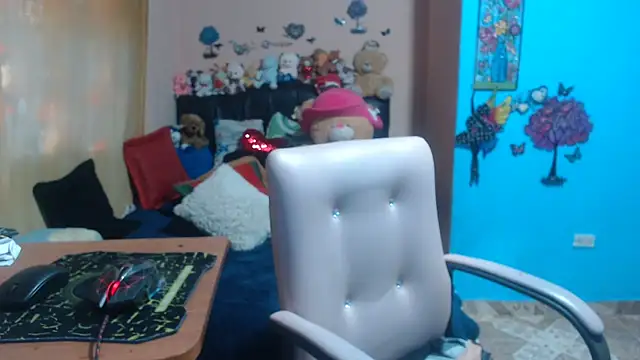 Snapshot of milfeddy_ chatting on 10/06/25, 08:17 milfeddy online show from 10/06/25, 08:17