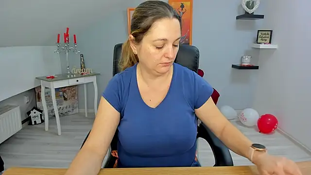 LollaGirl online show from 02/24/25, 04:16