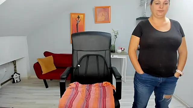 LollaGirl online show from 10/09/25, 03:37