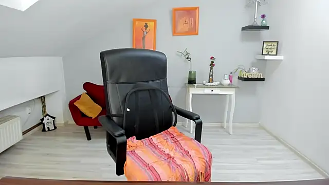 LollaGirl online show from 10/27/25, 04:27