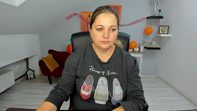 LollaGirl online show from 10/31/25, 04:24