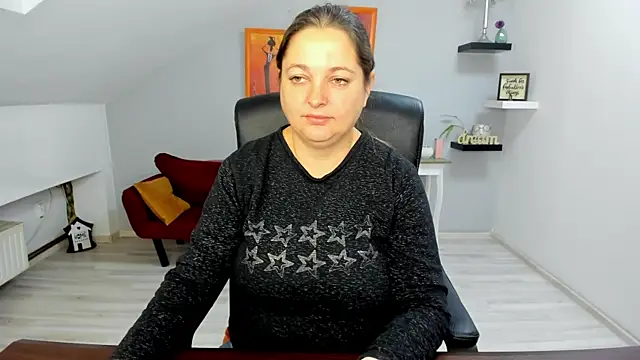 LollaGirl online show from 11/17/25, 04:18