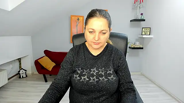 LollaGirl online show from 11/26/25, 04:13