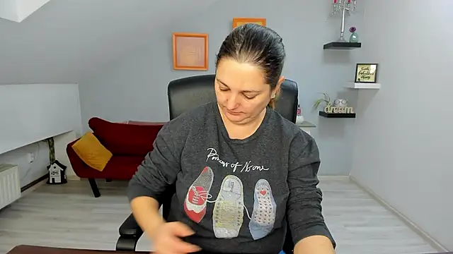 LollaGirl online show from 02/03/26, 04:10