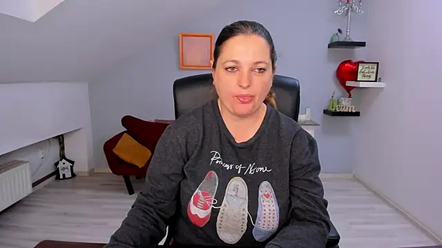 LollaGirl online show from 03/25/26, 04:18