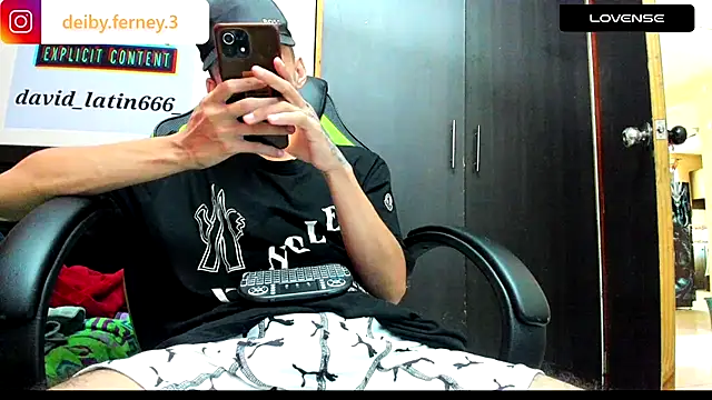 Snapshot of davidlatin66 chatting on 12/15/24, 06:37 davidlatin66 online show from 12/15/24, 06:37