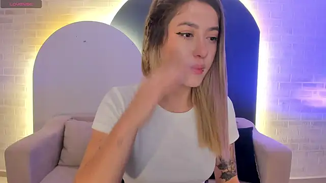 Snapshot of EveBensonX chatting on 03/19/25, 12:34 EveBensonX online show from 03/19/25, 12:34