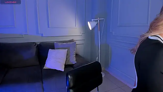 EveBensonX online show from 12/01/25, 08:03