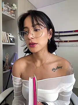 Snapshot of Ale_Lewis chatting on 12/02/24, 08:00 Ale Lewis online show from 12/02/24, 08:00