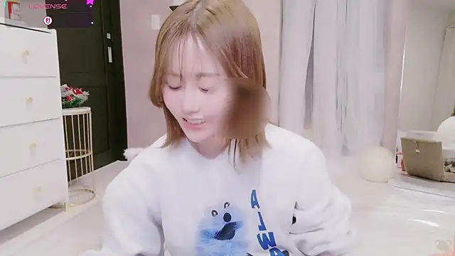 Snapshot of Yuu__k chatting on 12/19/25, 02:57 Yuu k online show from 12/19/25, 02:57