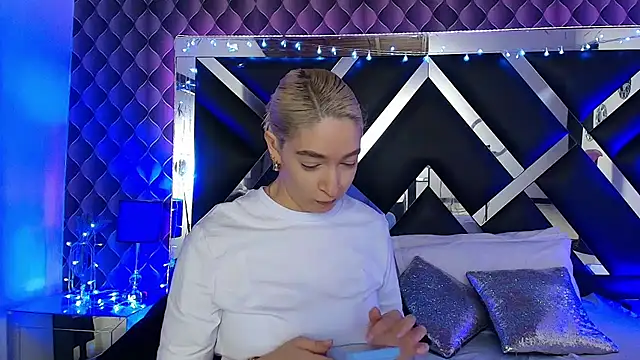 victoriaa lee  online show from 02/23/26, 07:22