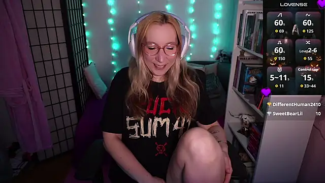 Snapshot of JustKerry chatting on 10/22/25, 08:36 JustKerry online show from 10/22/25, 08:36