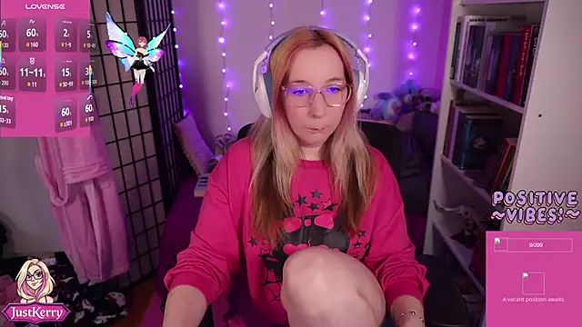 Snapshot of JustKerry chatting on 10/24/25, 08:44 JustKerry online show from 10/24/25, 08:44