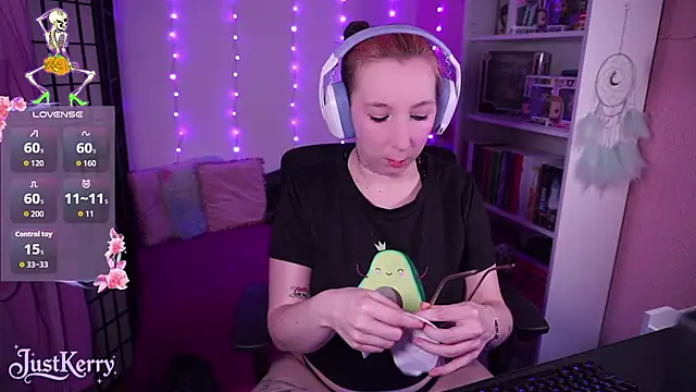 Snapshot of JustKerry chatting on 10/26/25, 09:04 JustKerry online show from 10/26/25, 09:04