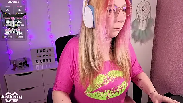 Snapshot of JustKerry chatting on 11/11/25, 11:32 JustKerry online show from 11/11/25, 11:32