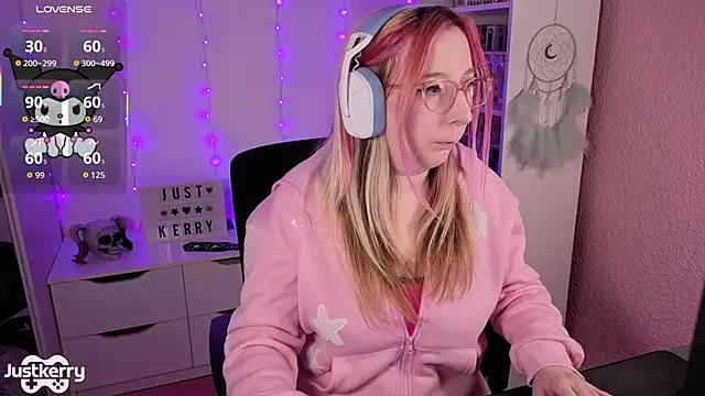 Snapshot of JustKerry chatting on 11/13/25, 11:31 JustKerry online show from 11/13/25, 11:31