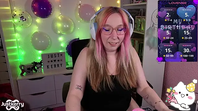 Snapshot of JustKerry chatting on 11/17/25, 06:57 JustKerry online show from 11/17/25, 06:57