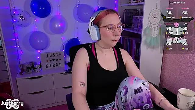 Snapshot of JustKerry chatting on 11/19/25, 08:47 JustKerry online show from 11/19/25, 08:47