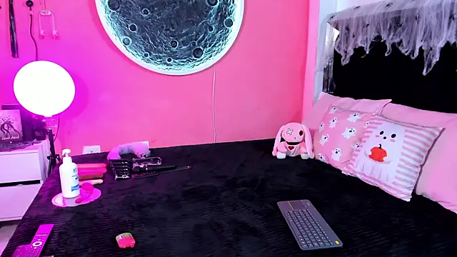 chloe loggan online show from 10/06/25, 12:30