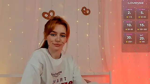 Snapshot of Phoenix_Margo chatting on 09/22/25, 04:03 Phoenix Margo online show from 09/22/25, 04:03