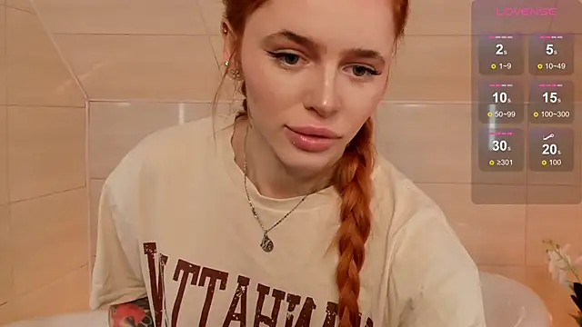 Snapshot of Phoenix_Margo chatting on 10/12/25, 04:11 Phoenix Margo online show from 10/12/25, 04:11