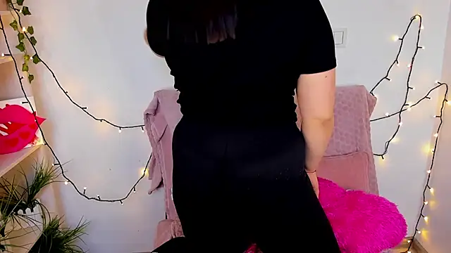 Snapshot of Talla_a chatting on 02/18/25, 07:32 Talla a online show from 02/18/25, 07:32