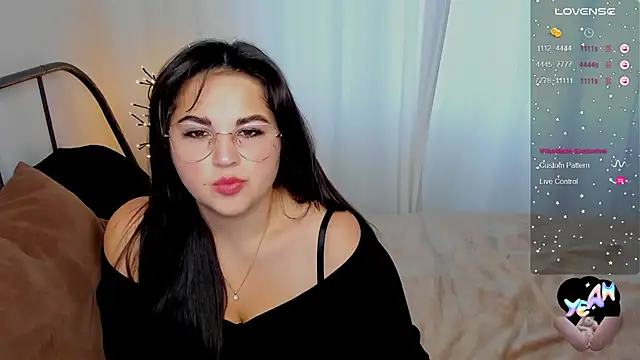 Snapshot of Talla_a chatting on 10/27/25, 12:20 Talla a online show from 10/27/25, 12:20