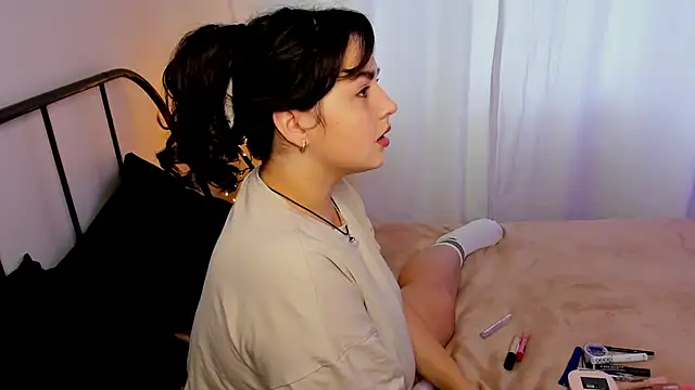 Snapshot of Talla_a chatting on 11/16/25, 09:04 Talla a online show from 11/16/25, 09:04