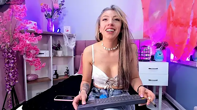 Snapshot of mia_thompsonn_ chatting on 10/17/25, 03:36 mia thompsonn  online show from 10/17/25, 03:36