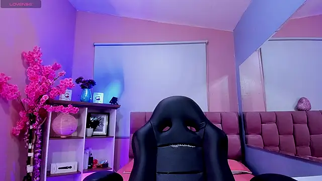 mia thompsonn  online show from 11/28/25, 02:09