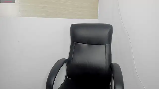 Snapshot of kiara_advani__ chatting on 09/30/25, 02:11 kiara advani   online show from 09/30/25, 02:11