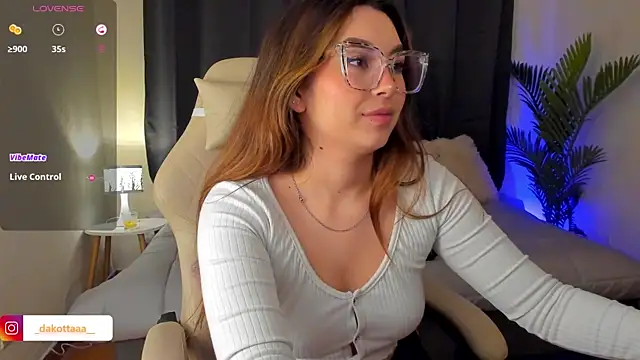 Snapshot of dakottaa_ chatting on 11/11/25, 11:38 dakottaa online show from 11/11/25, 11:38