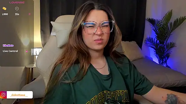 Snapshot of dakottaa_ chatting on 11/28/25, 11:40 dakottaa online show from 11/28/25, 11:40