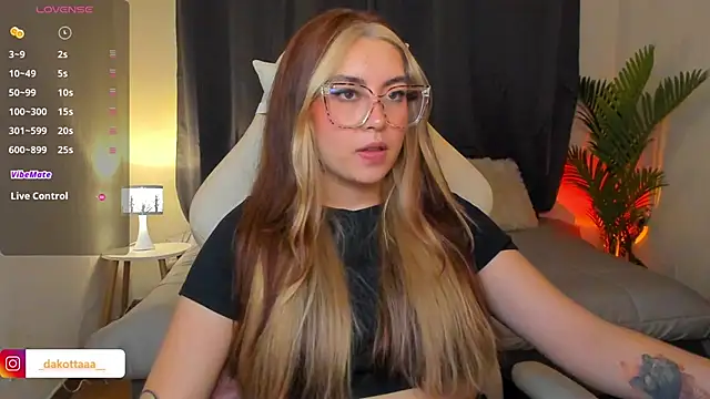 Snapshot of dakottaa_ chatting on 04/24/26, 12:02 dakottaa online show from 04/24/26, 12:02