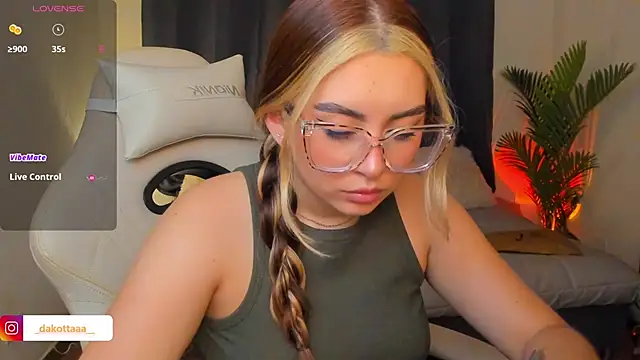 Snapshot of dakottaa_ chatting on 04/30/26, 01:12 dakottaa online show from 04/30/26, 01:12