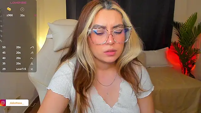 Snapshot of dakottaa_ chatting on 06/04/26, 12:05 dakottaa online show from 06/04/26, 12:05
