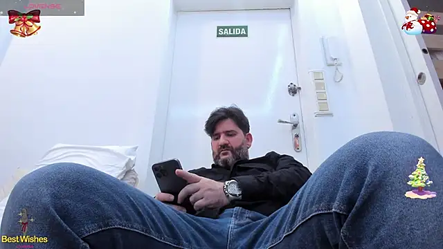 Snapshot of Maxi_TheBigDaddy chatting on 12/27/24, 06:31 Maxi TheBigDaddy online show from 12/27/24, 06:31