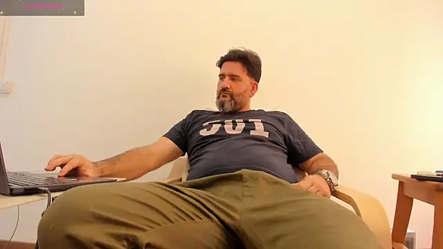 Snapshot of Maxi_TheBigDaddy chatting on 01/26/25, 12:33 Maxi TheBigDaddy online show from 01/26/25, 12:33