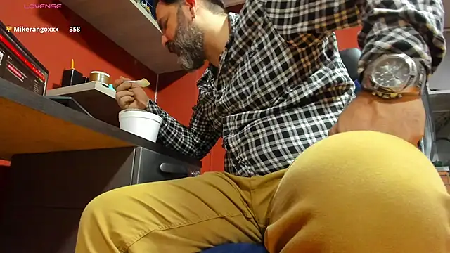 Snapshot of Maxi_TheBigDaddy chatting on 02/26/25, 06:32 Maxi TheBigDaddy online show from 02/26/25, 06:32