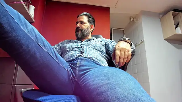 Snapshot of Maxi_TheBigDaddy chatting on 02/28/25, 12:09 Maxi TheBigDaddy online show from 02/28/25, 12:09