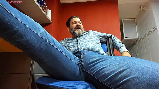 Snapshot of Maxi_TheBigDaddy chatting on 02/28/25, 09:23 Maxi TheBigDaddy online show from 02/28/25, 09:23