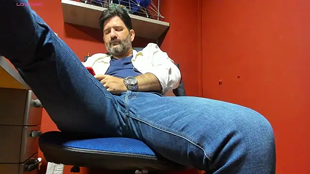 Snapshot of Maxi_TheBigDaddy chatting on 03/13/25, 12:35 Maxi TheBigDaddy online show from 03/13/25, 12:35