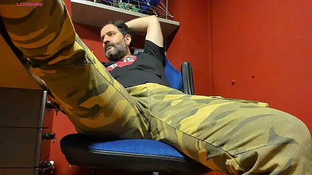 Snapshot of Maxi_TheBigDaddy chatting on 03/15/25, 12:25 Maxi TheBigDaddy online show from 03/15/25, 12:25