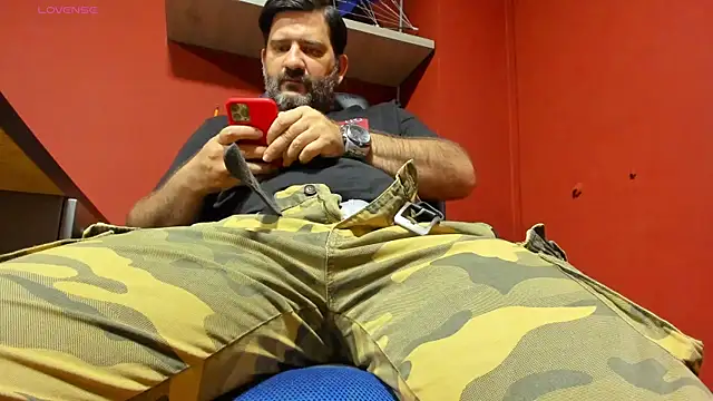 Snapshot of Maxi_TheBigDaddy chatting on 03/15/25, 03:06 Maxi TheBigDaddy online show from 03/15/25, 03:06