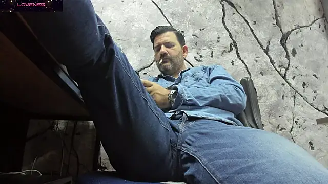 Snapshot of Maxi_TheBigDaddy chatting on 09/17/25, 01:57 Maxi TheBigDaddy online show from 09/17/25, 01:57