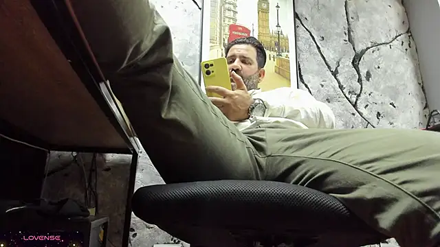 Snapshot of Maxi_TheBigDaddy chatting on 11/06/25, 04:30 Maxi TheBigDaddy online show from 11/06/25, 04:30