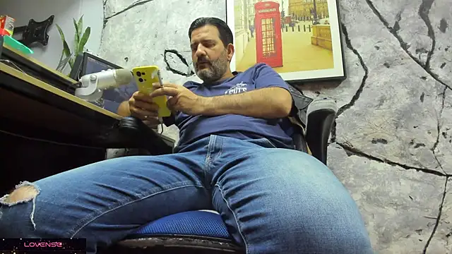 Snapshot of Maxi_TheBigDaddy chatting on 11/25/25, 05:02 Maxi TheBigDaddy online show from 11/25/25, 05:02